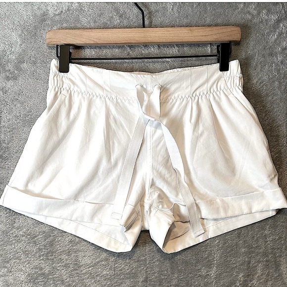 Lululemon athletica Women's Spring Break Away Shorts pockets ivory size 2 UPF 50 - Picture 2 of 8